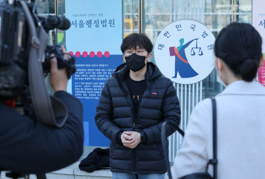 10일 임무혁 납세자연맹 대외협력팀장이 서울 서초구 서울행정법원에서 대통령비서실을  상대로 낸 정보공개 거부처분 취소 소송 1심 선고 공판이 끝난 뒤 선고 결과에 대해 발언하고 있다. 연합뉴스.